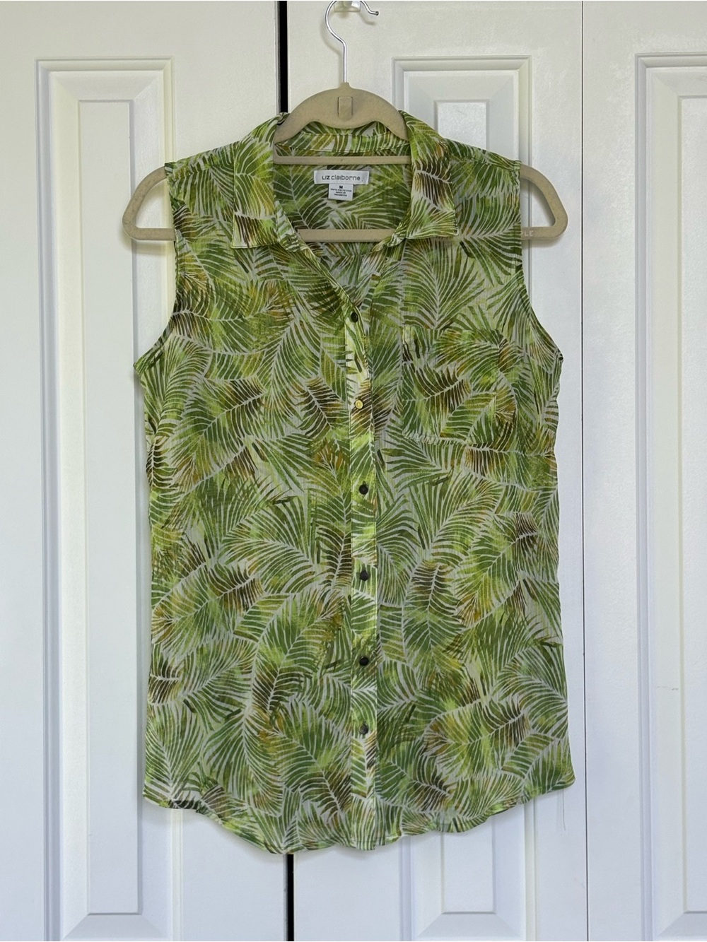 Liz Claiborne Green Tropical Sleeveles Button-Down Blouse - Size Medium